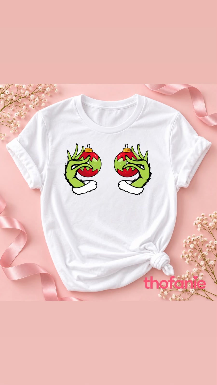 Camiseta navideña con manos y bolas