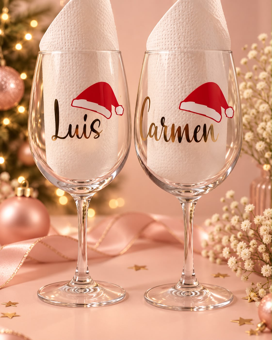 Copas con nombres y gorros navideños