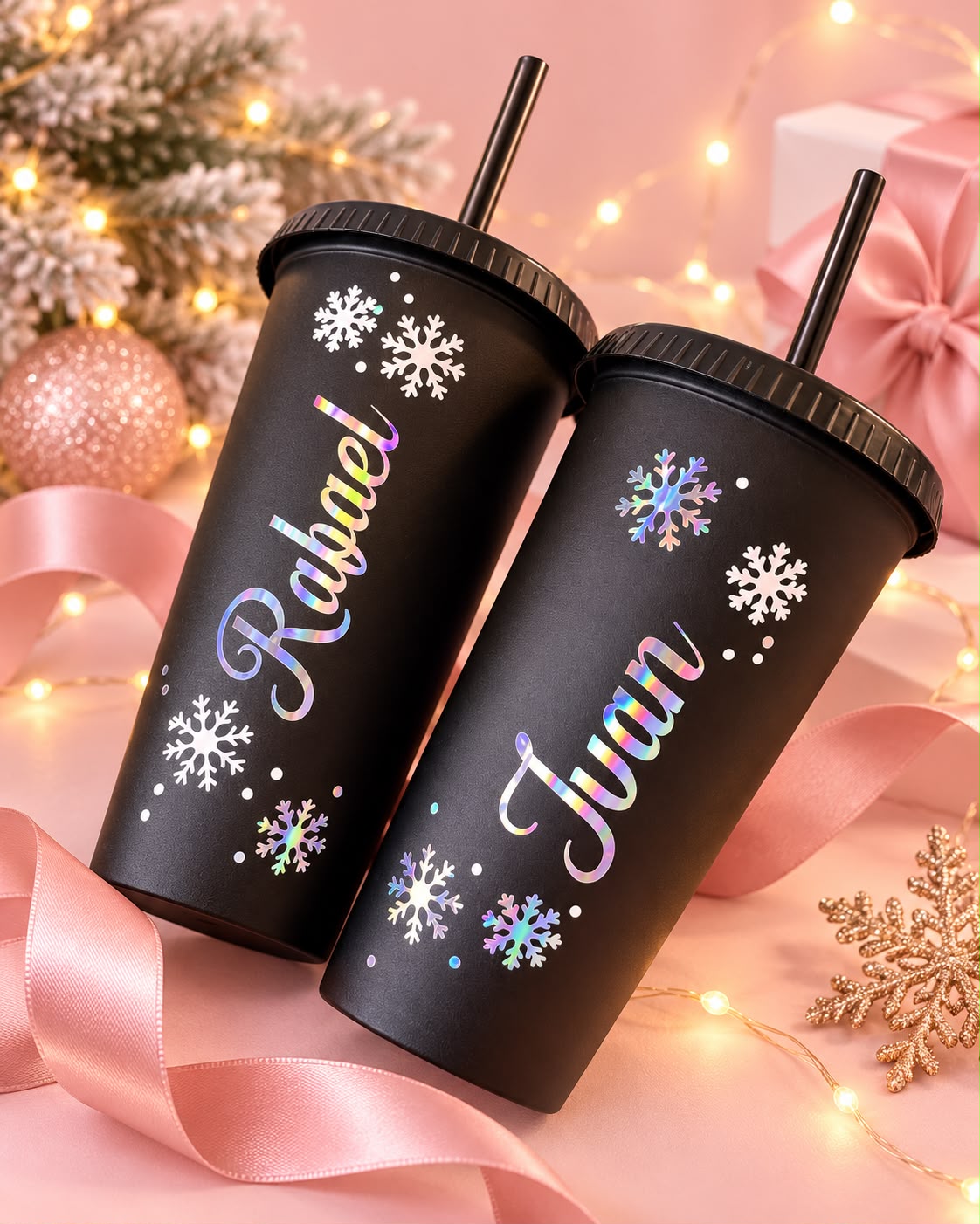 Vasos negros personalizados con nombres y copos navideños